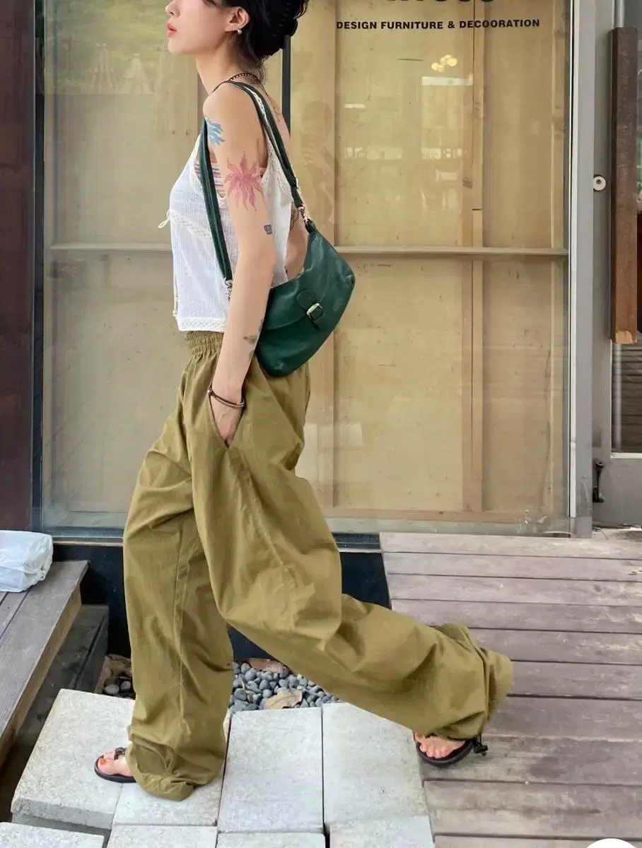 (새상품) tech nylon pants -olive color